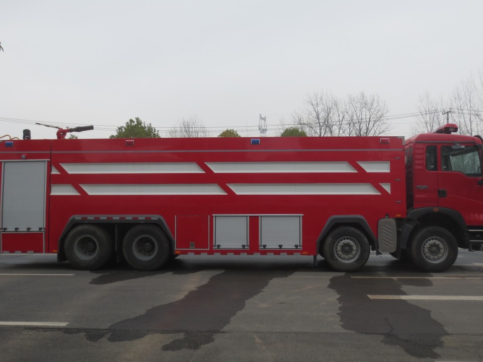 豪沃前四后八水罐消防車(chē)(24噸)圖片